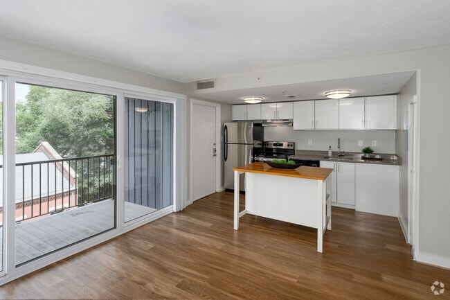 2BR, 1BA - 831SF - Kitchen