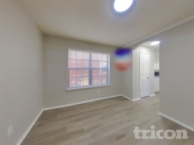 Photo - 5033 Meridian Ln