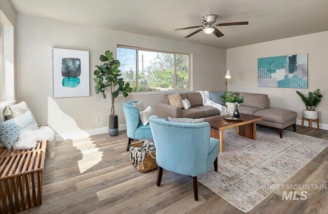 Photo - 4 Bed 2 Bath in Boise!