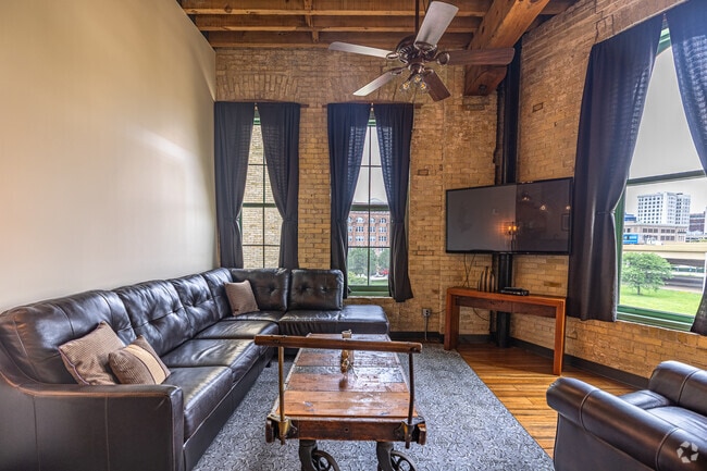 2BR, 1BA - 1000SF
