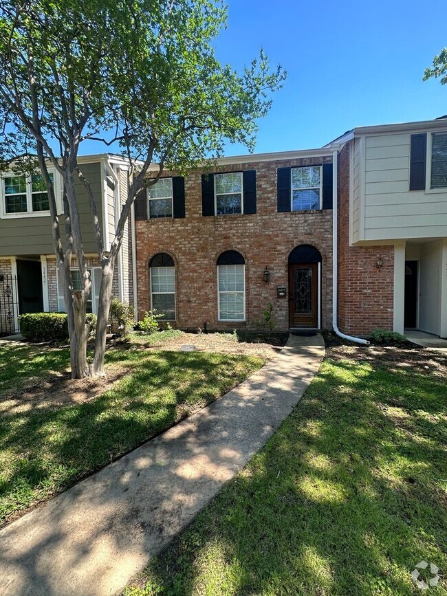 Building Photo - Totally redone 3 bedrooms townhouse