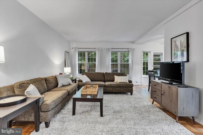 Building Photo - 1132 Valley Dr