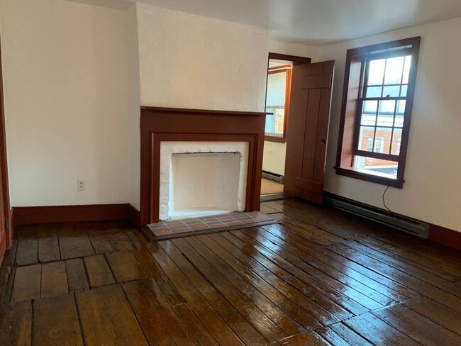 Photo - 32 N College St