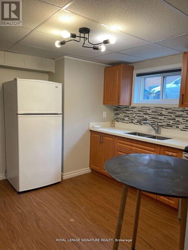 Photo - 1566 Northmount Ave