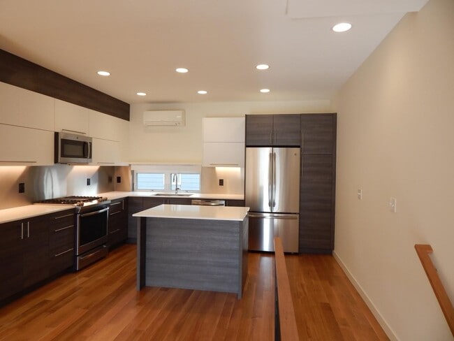 Photo - 3 bd 2 bath Lower Queen Anne townhouse, close to SPU