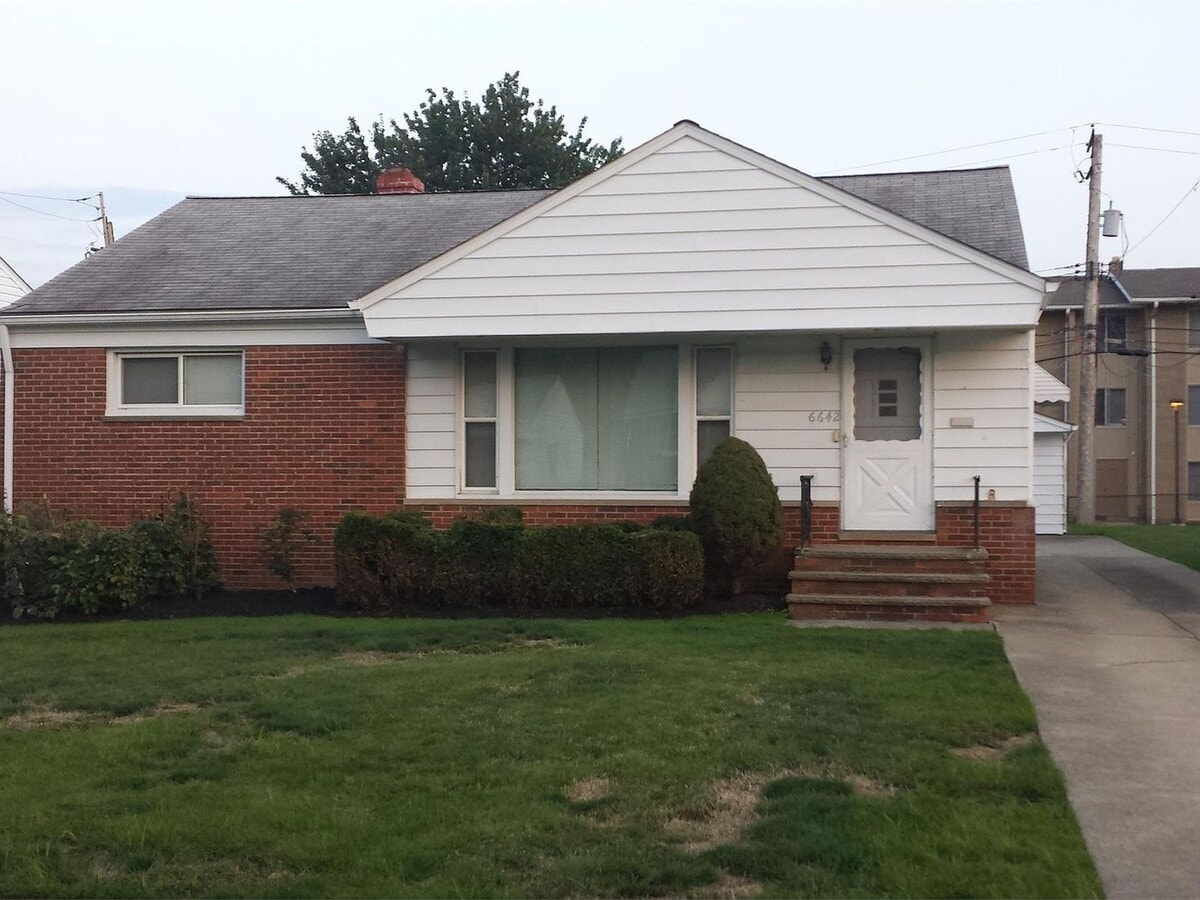 3 bed 1 bath single family! - 3 bed 1 bath single family!