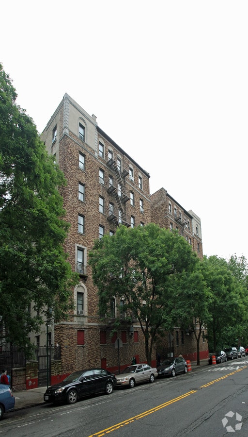 Isham Gardens - Isham Gardens Apartments