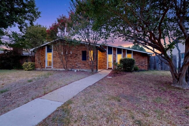 Photo - 2105 Victoria Rd