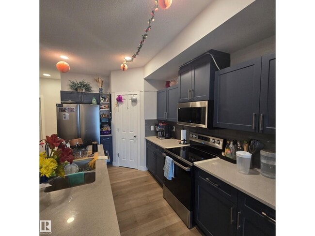 Photo - 3014-3019 9 St NW