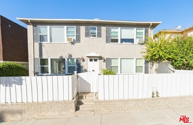 Building Photo - 4121 Ocean View Blvd Unit D