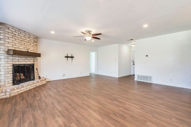 Photo - 1612 Woodgreen Dr