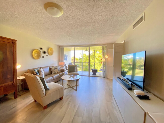 Building Photo - 3800 Oaks Clubhouse Dr Unit 311