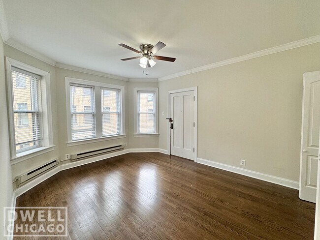 Building Photo - 3820 N Greenview Ave Unit 2E