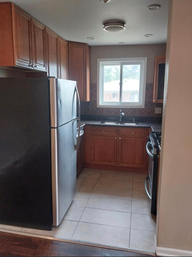 Photo - 629 W 65th St