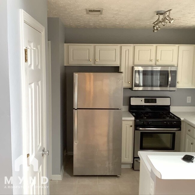 Photo - 664 Bedford Ct