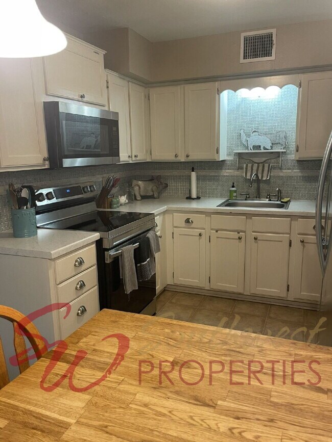 Photo - Fabulous 3 bedroom in excellent neighborhood, close to campus!