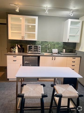 Building Photo - 9908 S Falconhurst Dr Unit Jacqueline Rental