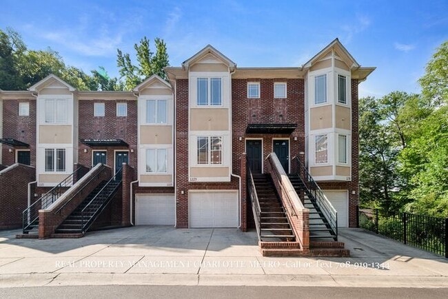 Building Photo - Stunning Elegance in Woodlawn at Preston