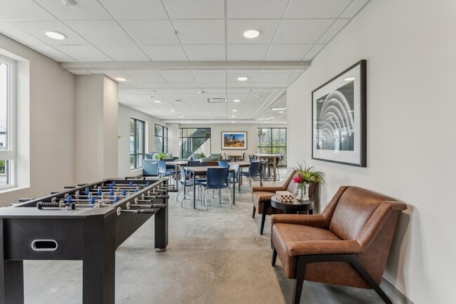 Casa club con área de juegos en Bryson Legacy Affordable Apartments en Los Ángeles, CA