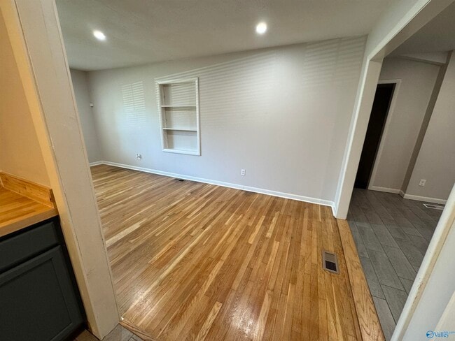 Photo - 918 Woodall Ln NW
