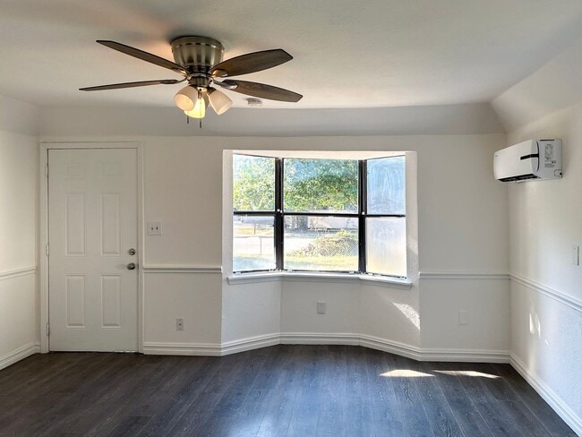 Building Photo - 3 bedroom / 2 bath