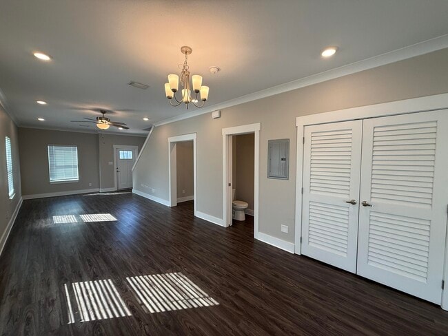 202 Date Palm Ln