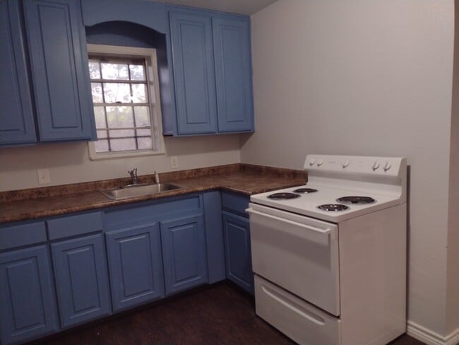 Kitchen - 1213 E Main St Unit 2