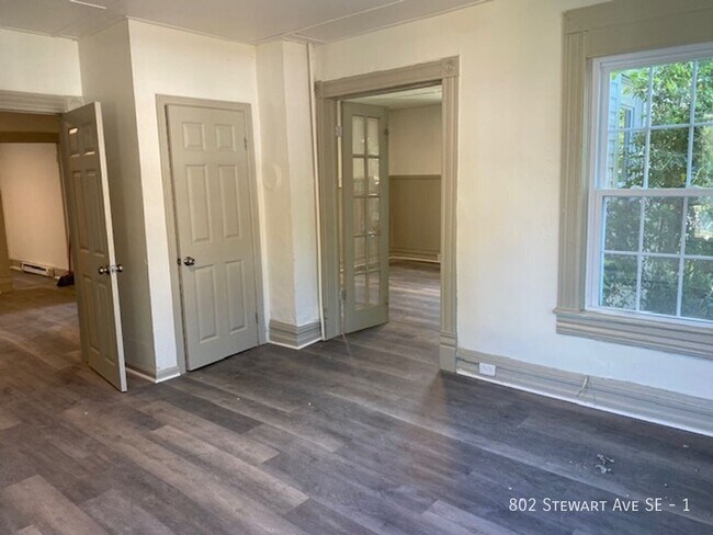 802 Stewart Ave SE Unit 1