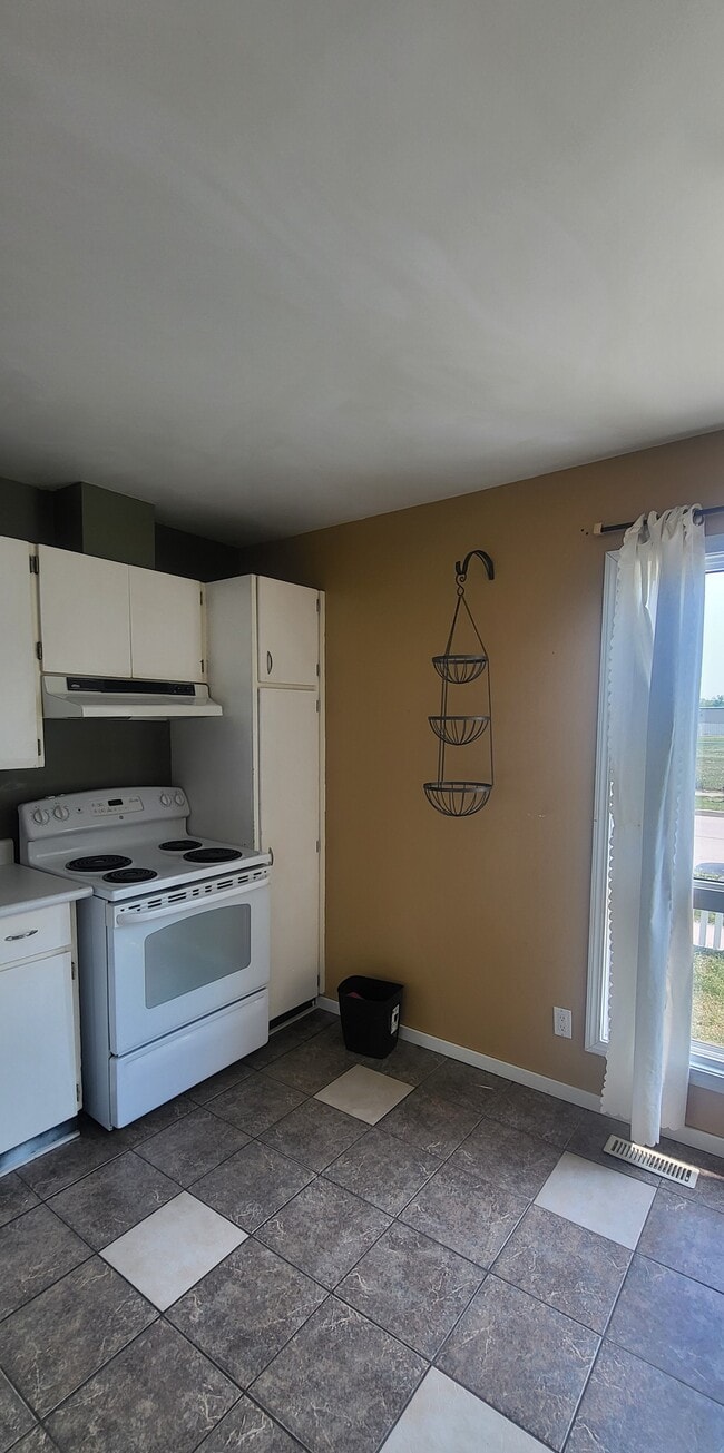 Photo - 765 Nassau St S