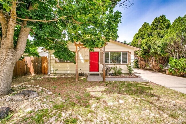 Building Photo - Desirable SE Boise Home Minutes From BSU!