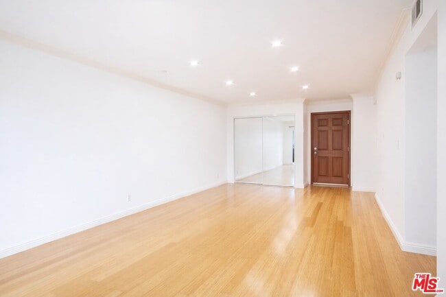 Photo - 1154 S Barrington Ave Unit 109