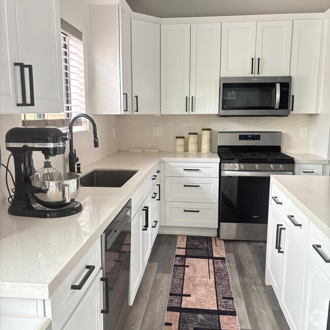 Kitchen Stainless Steel appliances, Shaker cabinetry, Plenty of space - 1125 N 11th St Rental