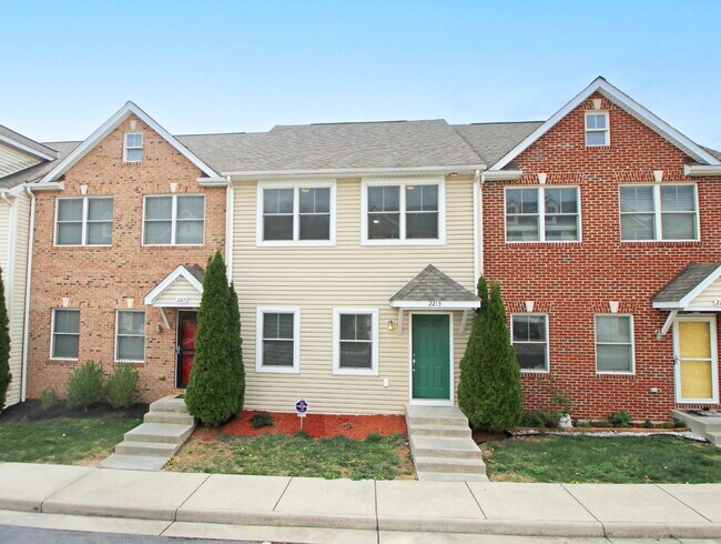 Stunning 3 Bed Rental with Deck & Pond View! - Stunning 3 Bed Rental with Deck & Pond View! Apartment