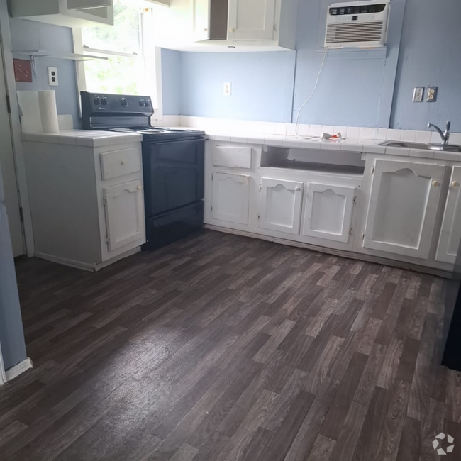 Building Photo - 2824 N Texas Blvd Rental