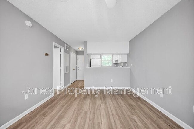 Photo - 305 Country Club Dr NE