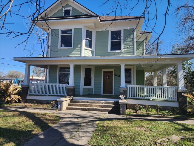 Photo - 403 Farquhar St