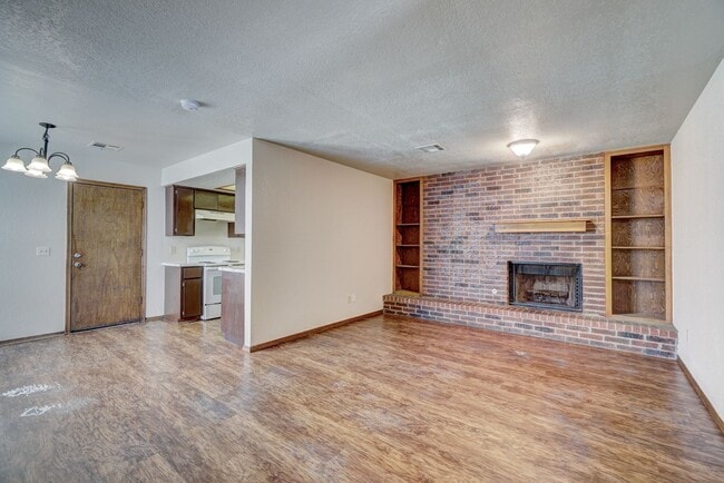 Building Photo - Comfort, Charm & Convenience in This Edmond Duplex