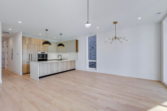 Photo - 2456 W Cortez St Unit 2E