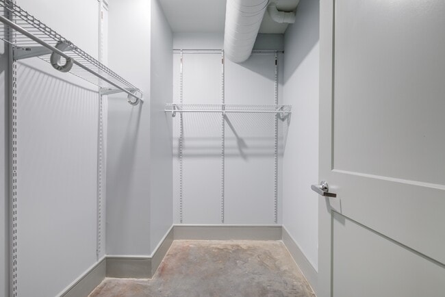 Zeropak Apartments - Walk-in Closet