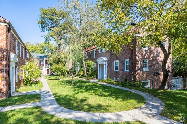 Parkway Village - Parkway Village Apartments