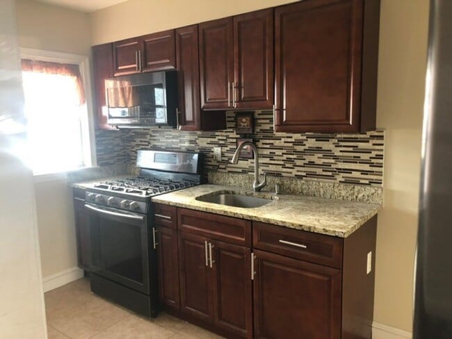 Photo - 2136 Redthorn Rd