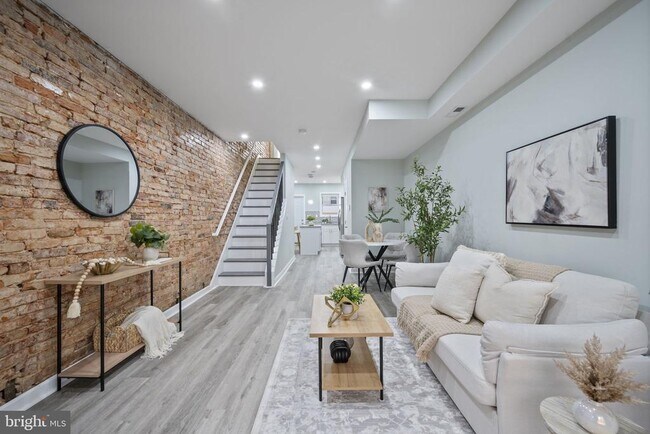 Building Photo - 328 S Macon St.