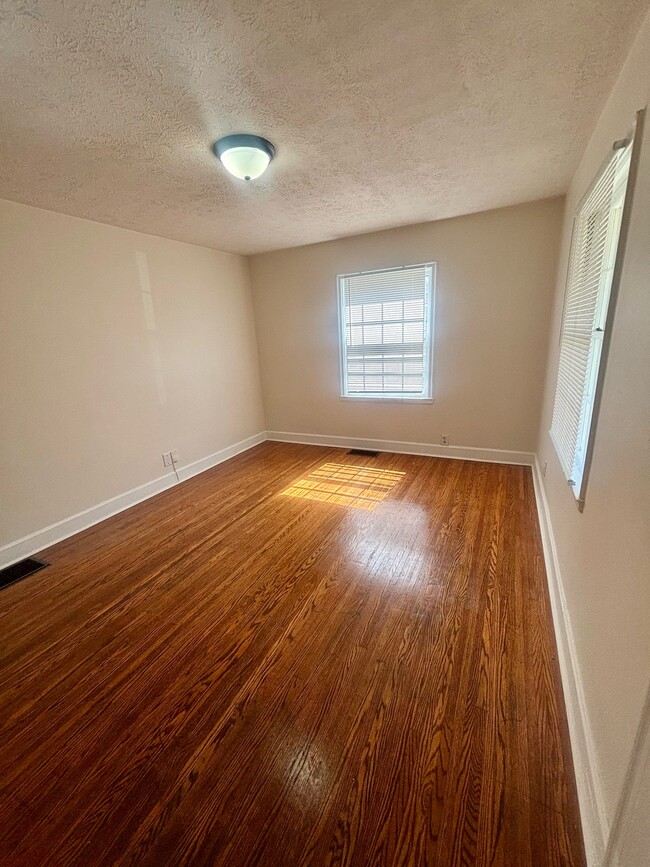 Photo - 1305 Larchmont Ave