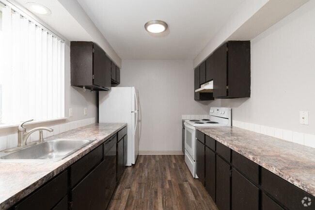 2BR, 2BA - 925SF - Kitchen
