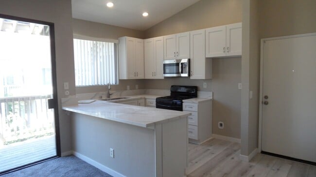Building Photo - 10520 Lakeside Dr N Unit N Rental