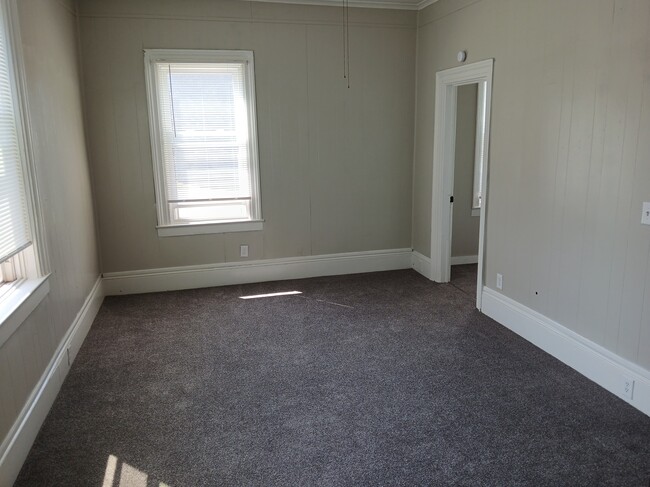 Building Photo - 134 E 4th St Unit #2