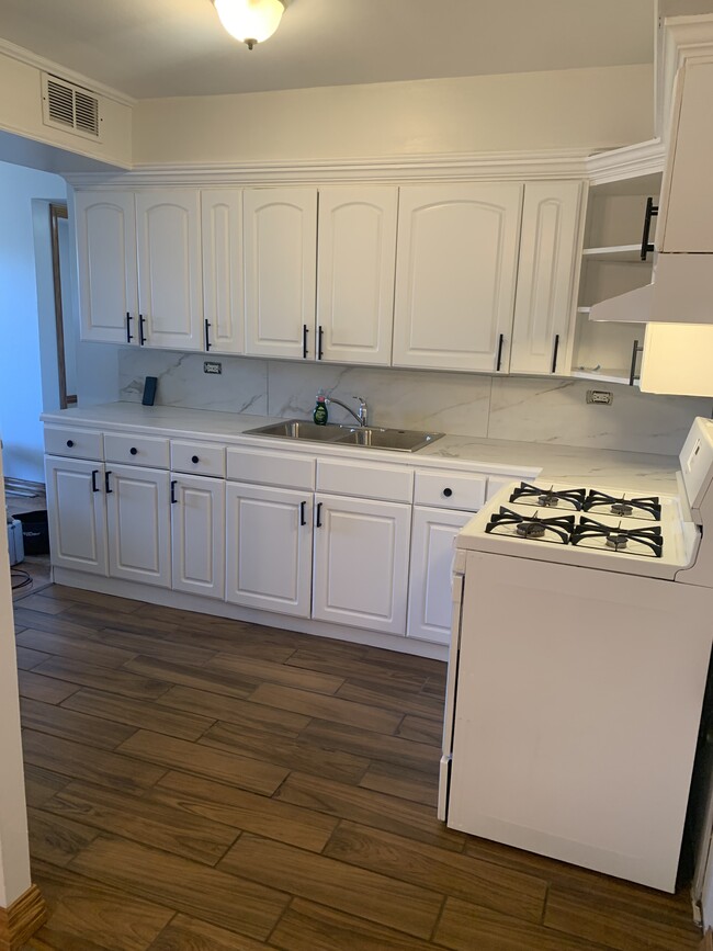 Building Photo - 7021 100th St Unit APT 3S