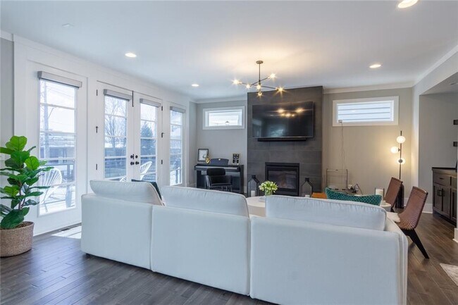 Photo - 704 W 45th St