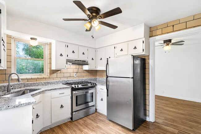 Photo - 1076 Wilshire Ave