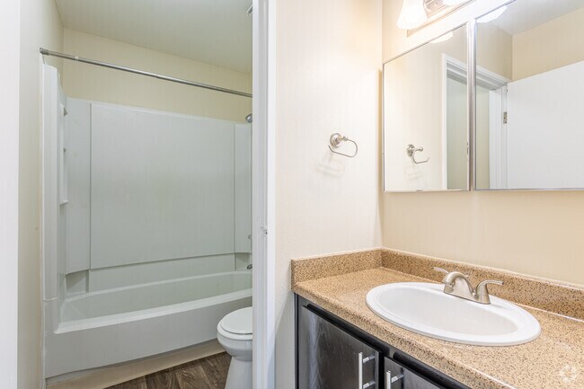 2BR, 1BA - 780SF